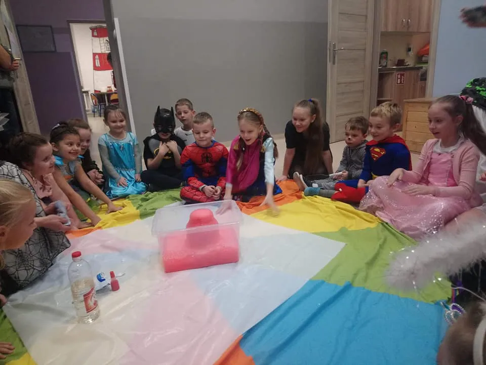 Obraz przedstawia wychowanków SPWD podczas Balu Andrzejkowego. Na zdjęciu możemy ujrzeć m.in superbohaterów, elfy, księżniczki, czy inne przyjazne stworki. 