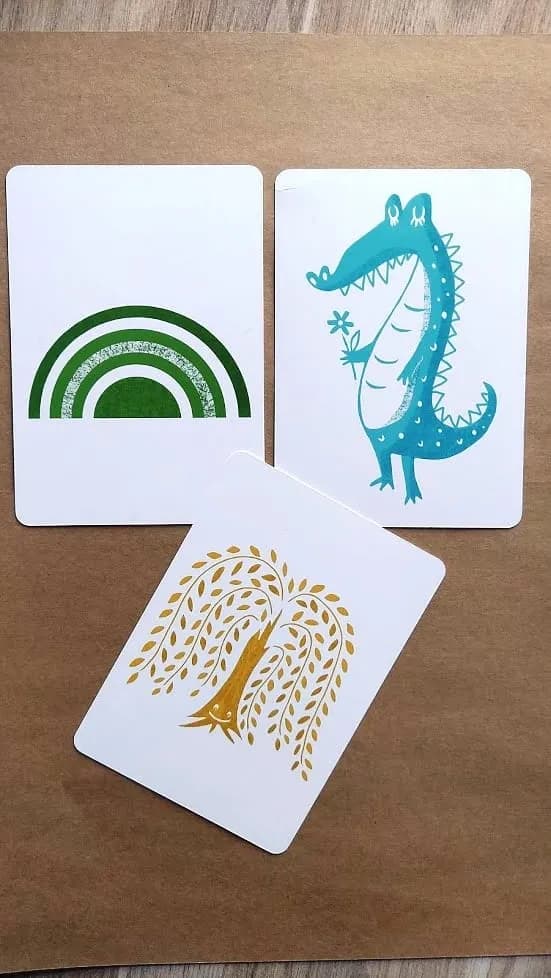 Obraz przedstawia karty wspierające regulację emocji. Na każdej z kart możemy ujrzeć jakiś obrazek w danym kolorze, karta niebieska przedstawia krokodyla, karta zielona tęczę oraz karta żółta wierzbę.