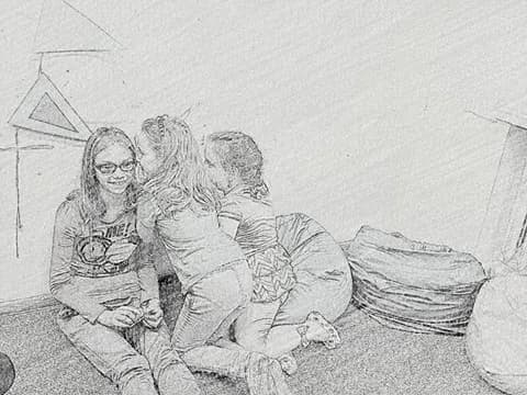 Zdjęcie wyglądające jakby było rysowane ołówkiem przedstawia trzy dziewczynki z placówki siedzące na podłodze.