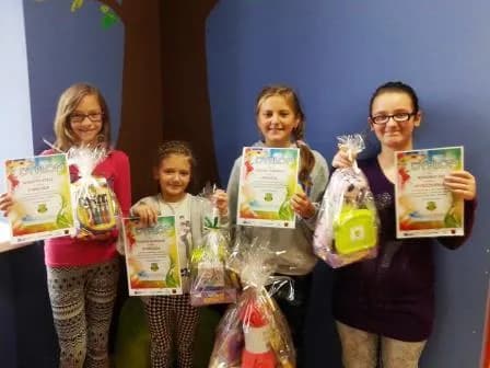 Zdjęcie przedstawia dziewczyny z placówki pozujące do zdjęcia z dyplomami uzyskanymi w ramach finału akcji "Kreatywna Kraina".