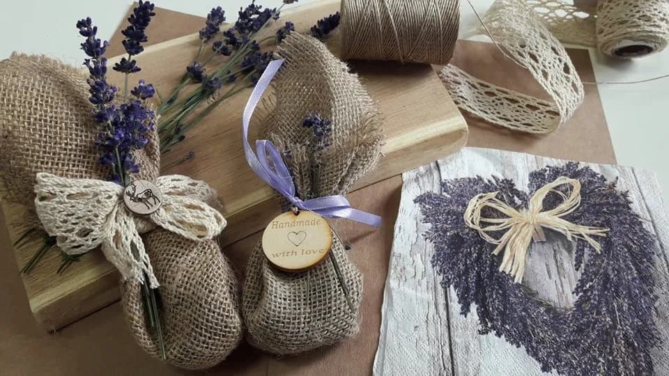 Obraz przedstawia aromaterapeutyczne woreczki dekoracyjne wykonane przy użyciu lawendy.