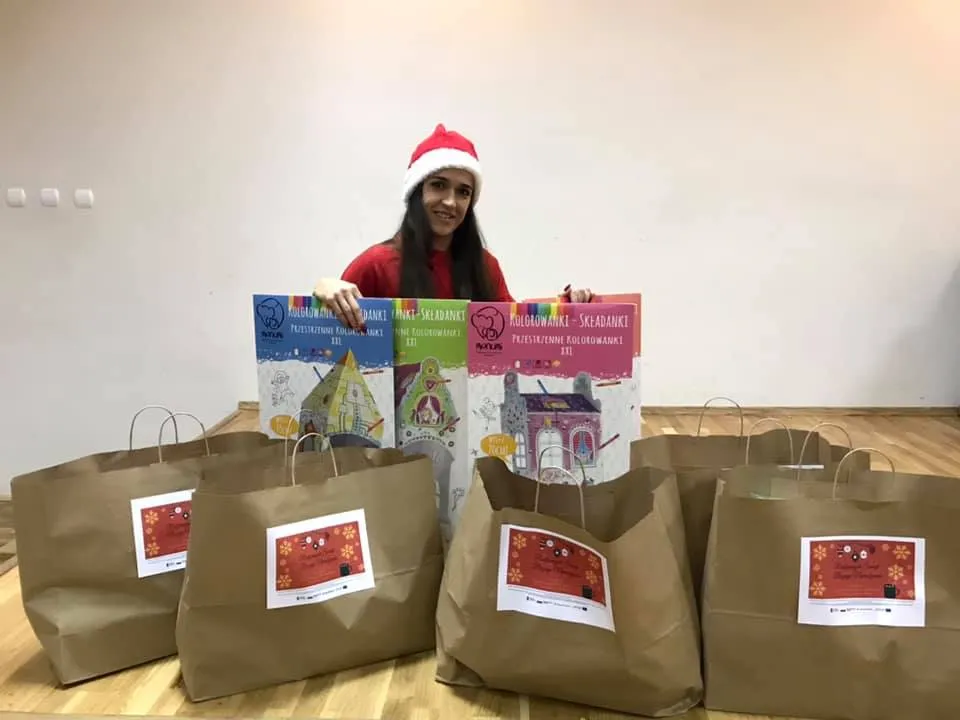 Obraz przedstawia prezenty dla wychowanków SPWD, które są współfinansowane przez Unię Europejską.