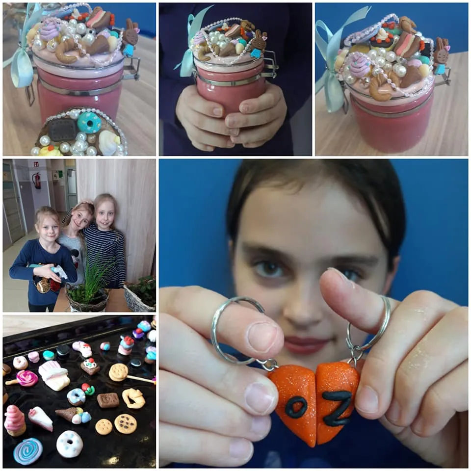 Obraz przedstawia modelinowe wypieki naszych wychowanków. Na zdjęciu możemy ujrzeć modelinowe ciastka, błyskotki, magnesy czy breloczki.