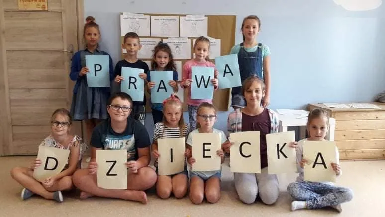 Obraz przedstawia wychowanków SPWD trzymających po jednej literce z słów "Prawa Dziecka".
