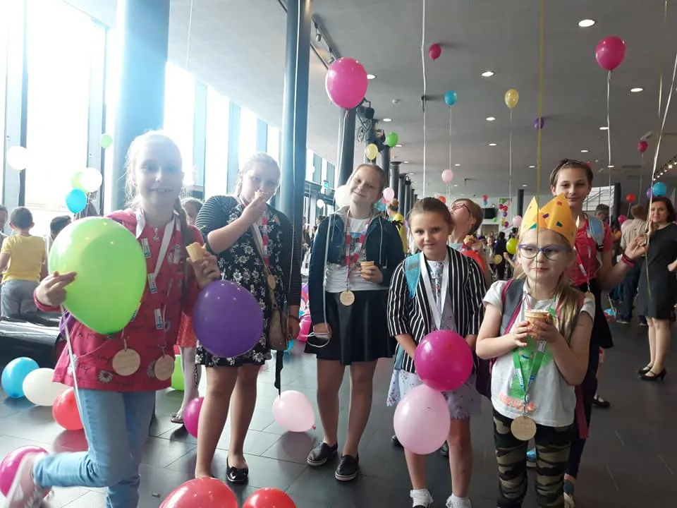 Obraz przedstawia naszych wychowanków w Teatrze. Przybyliśmy tutaj, aby obejrzeć spektakl pt. "Król Maciuś I".