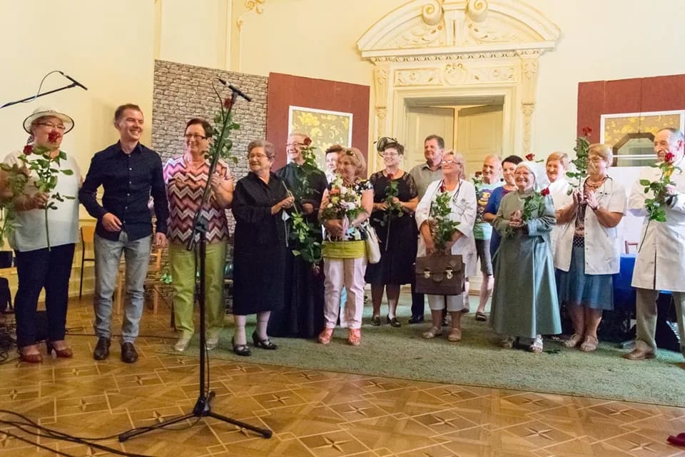 Obraz przedstawia seniorów z Gminy Radłów po spektaklu pt. "Mąż zmarł, ale już mu lepiej".