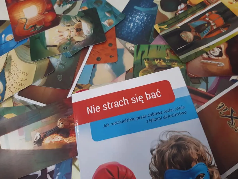 Obraz przedstawia różnego rodzaju zdjęcia oraz książkę "Nie strach się bać. Jak rodzicielstwo przez zabawę rodzi sobie z lękami dzieciństwa".