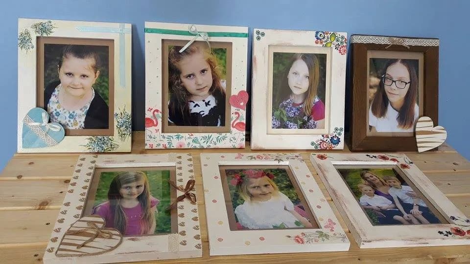 Na zdjęciu widnieją ozdobne ramki ze zdjęciami podopiecznych.