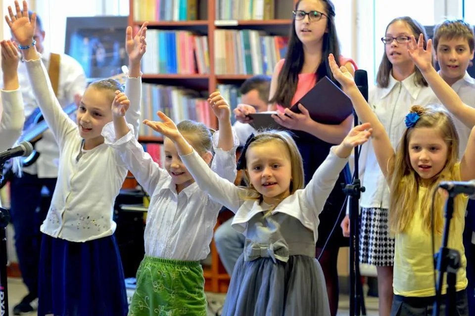 Zdjęcie przedstawia dzieci z placówki podczas koncertu pamięci św. Jana Pawła II.