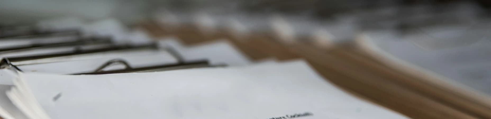 teczki z dokumentami ułożone na sobie