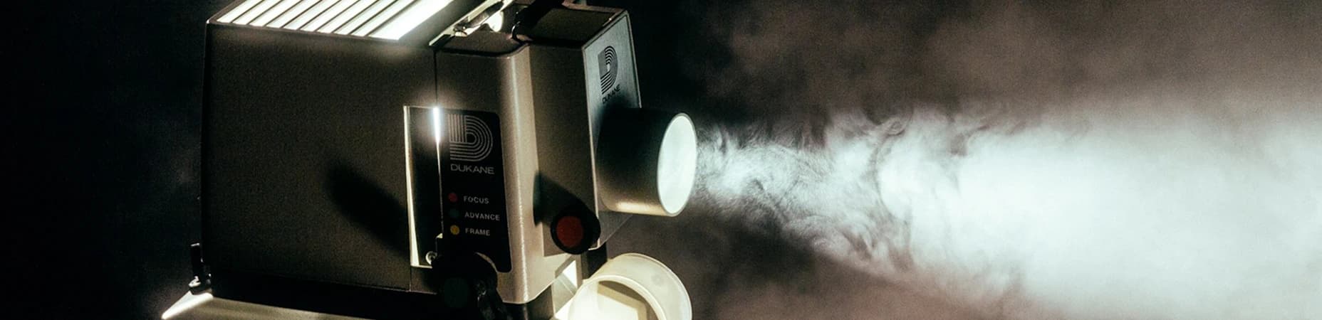 Projektor filmowy oraz lekka mgła