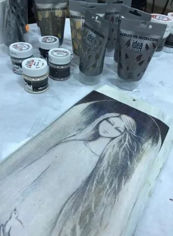 Obraz przedstawia przedmioty wykorzystane do stworzenia anielskiego obrazu oraz sam obraz.