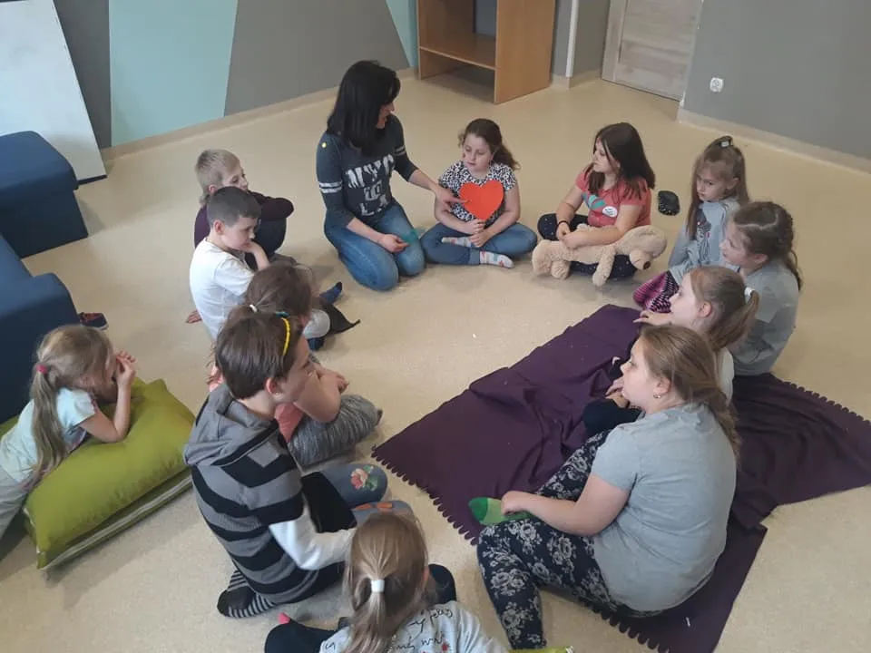 Obraz przedstawia naszych wychowanków podczas zajęć socjoterapeutycznych dotyczących empatii.