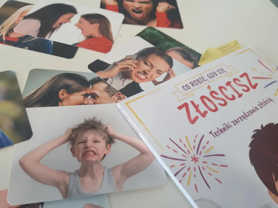 Obraz przedstawia zdjęcia zdenerwowanych dzieci oraz dorosłych oraz książkę "Co robić, gdy się złościsz? Techniki zarządzania złością"