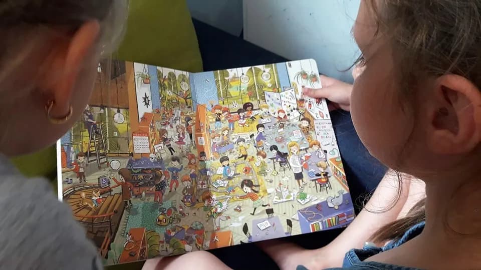 Obraz przedstawia wychowanków SPWD podczas zajęć z radzenia sobie ze stresem przy użyciu specjalnie zaprojektowanych książeczek obrazkowych.