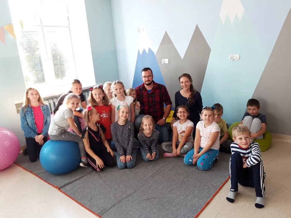 Obraz przedstawia wychowanków SPWD wraz z Gośćmi.