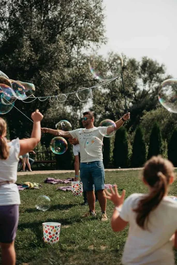 Obraz przedstawia wychowanków uczestniczących w różnego rodzaju konkursach, konkurencjach czy zabawach zorganizowanych przez animatorów.