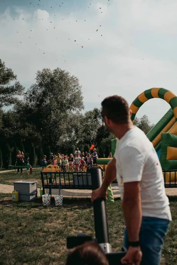 Obraz przedstawia wychowanków uczestniczących w różnego rodzaju konkursach, konkurencjach czy zabawach zorganizowanych przez animatorów.