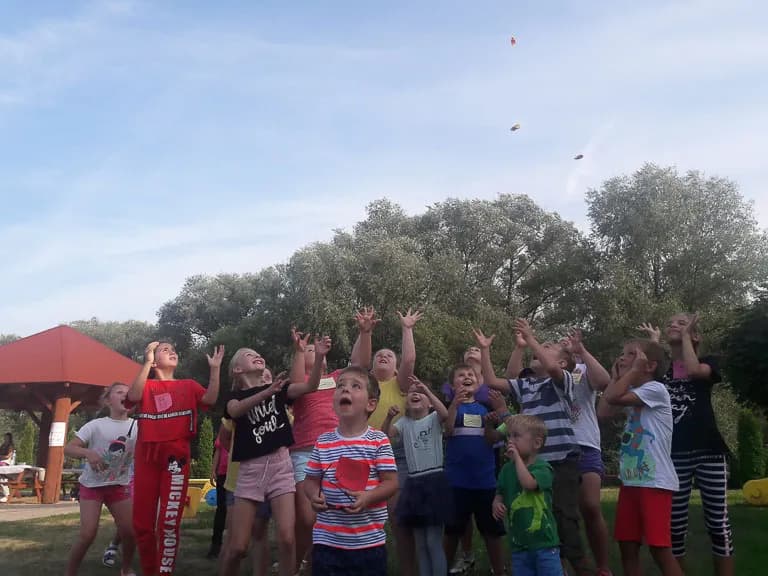 Obraz przedstawia wychowanków uczestniczących w różnego rodzaju konkursach, konkurencjach czy zabawach zorganizowanych przez animatorów.