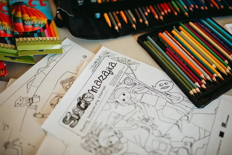 Obraz przedstawia wychowanków uczestniczących w różnego rodzaju konkursach, konkurencjach czy zabawach zorganizowanych przez animatorów.