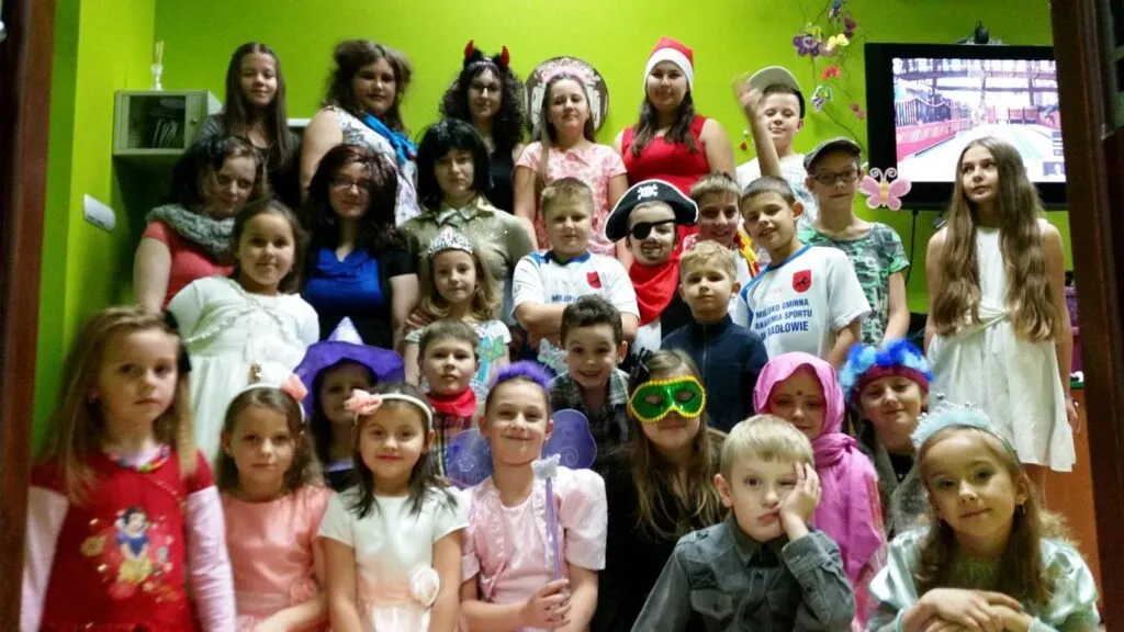 Zdjęcie przedstawia dzieci z placówki ustawione do zdjęcia podczas zabawy sylwestrowej w placówce.
