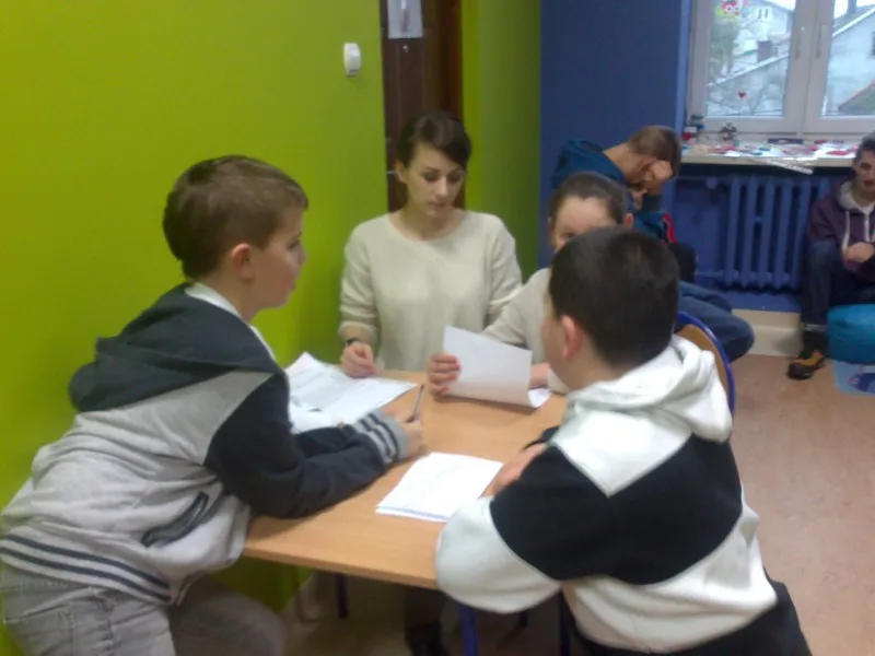 Zdjęcie przedstawia dzieci z placówki uczestniczące w warsztatach negocjacji.