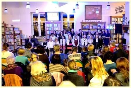 Zdjęcie przedstawia dzieci z placówki oraz uczestników wieczoru patriotycznego w bibliotece w Radłowie.