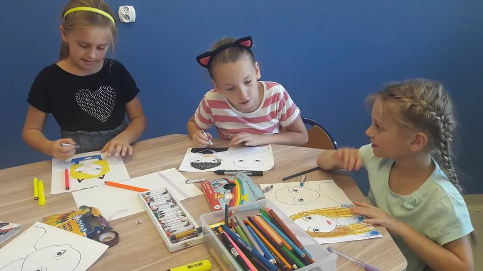 Obraz przedstawia wychowanków SPWD podczas malowania portretów.